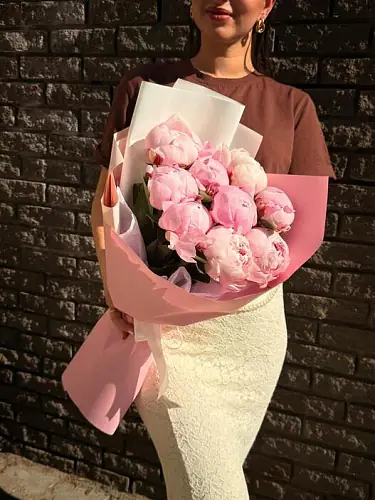 На фото №2 Букет из 9 пионов