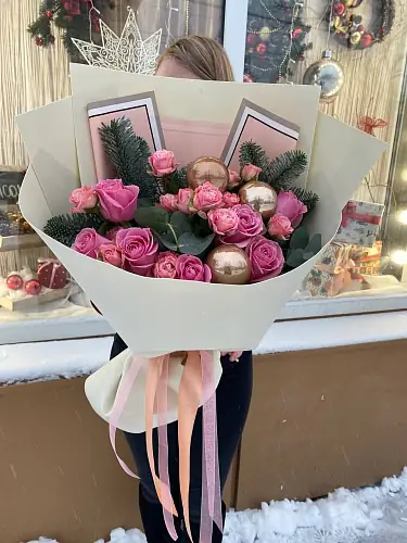 На фото №2 Зимний букет с розами