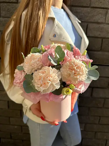 На фото №3 Букет живых цветов с эустомой и гвоздикой в нежной шляпной коробке