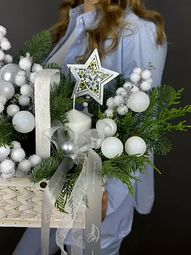 На фото №2 Корзина с новогодним декором 