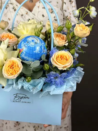 На фото №4 Композиция с розами и глобусом 