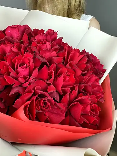 На фото №4 Букет из 15 красных роз в упаковке
