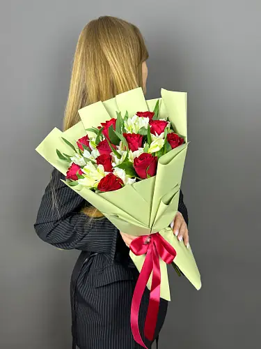 На фото №3 Букет живых цветов из роз и альстромерий