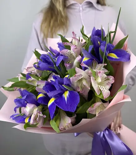 На фото №2 Букет живых цветов из альстромерий и ирисов в дизайнерской упаковке