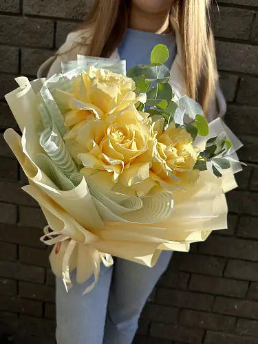 На фото №2 3 Розы с эвкалиптом в упаковке 