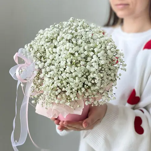 На фото №2 Белая гипсофила в шляпной  коробке 