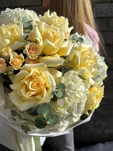 На фото №4 Букет с розами и гортензиями