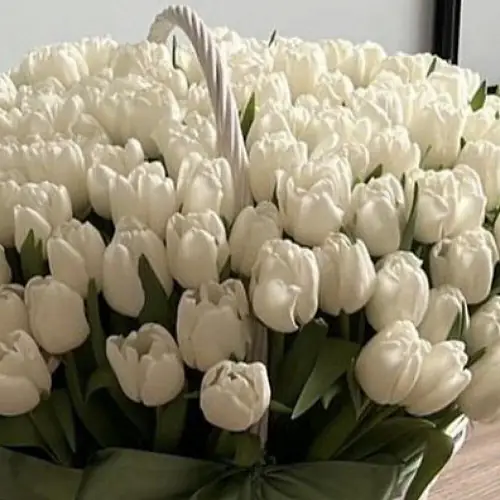 На фото №2 Корзина снежных тюльпанов