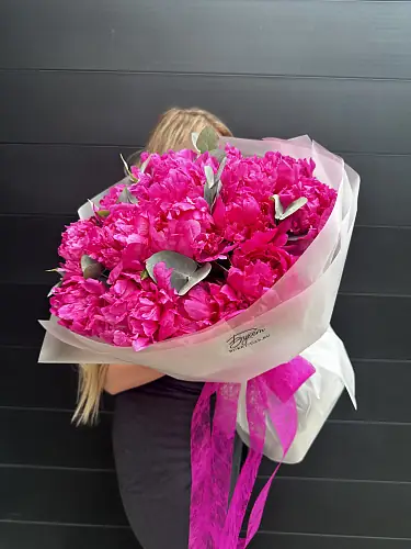 На фото №4 Букет из 15 малиновых пионов