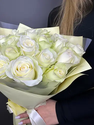 На фото №3 Букет живых цветов из 19 белых роз оформленный в дизайнерскую упаковку