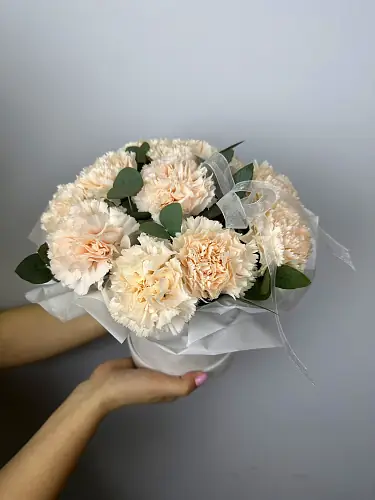 На фото №4 Композиция живых цветов из нежных диантусов