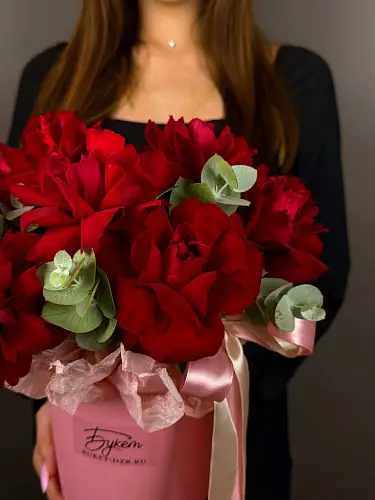 На фото №4 Композиция с красными розами и эвкалиптом 