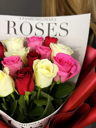 На фото №4 Нежный букет живых цветов из 15 роз микс в дизайнерской упаковке
