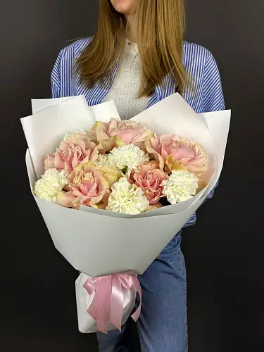 На фото №2 Букет живых цветов из диантусов и роз