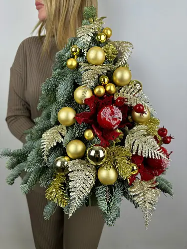 На фото №5 Елка с золотым декором 