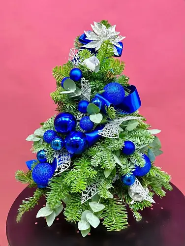 На фото №4 Декоративная елка с синими шарами