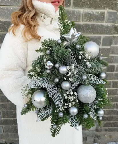 На фото №3 Новогодняя Елка с серебром