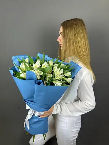 На фото №5 Букет белой альстромерии