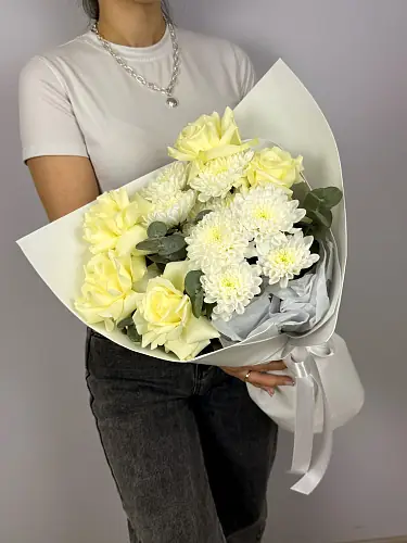 На фото №5 Авторский букет с кустовой хризантемой и розами