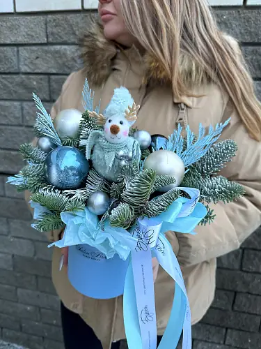 На фото №3 Новогодняя коробка с оленем и шарами 