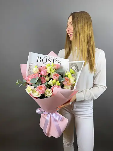 На фото №2 Нежный букет из кустовых роз и эустомы