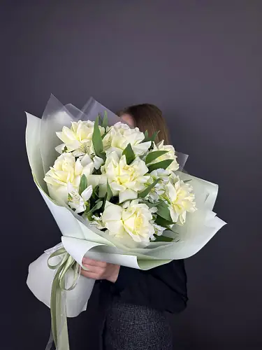 На фото №4 Букет живых цветов из белых французских роз и альстромерии в дизайнерской упаковке