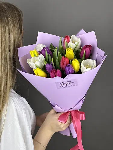 На фото №3 Букет 15 Микс Тюльпанов