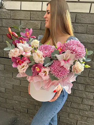 Коробка с одноголовой хризантемой и орхидеями 