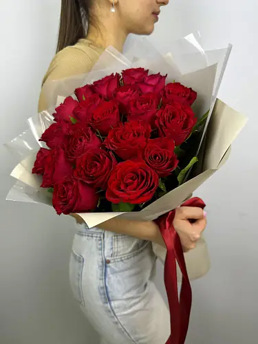 На фото №5 21 Красная роза в дизайнерской упаковке