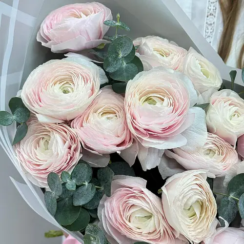 На фото №3 Композиция из ранункулюсов с эвкалиптом