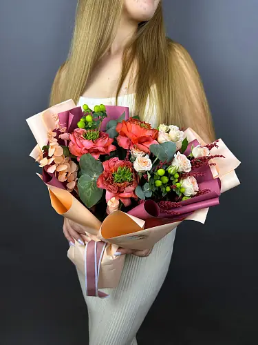 На фото №2 Букет из кустовых и пионовидных роз