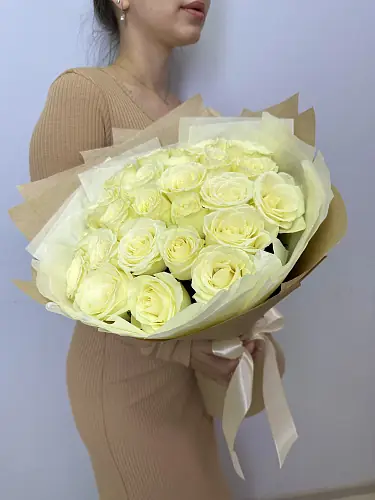 На фото №3 25 Белых роз в крафте