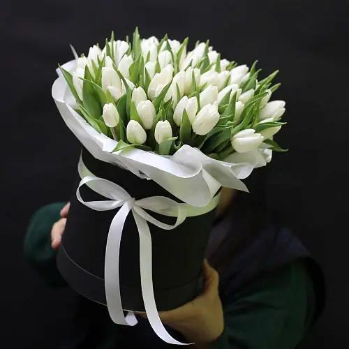 На фото №2 Композиция снежный тюльпан в шляпной черной коробке