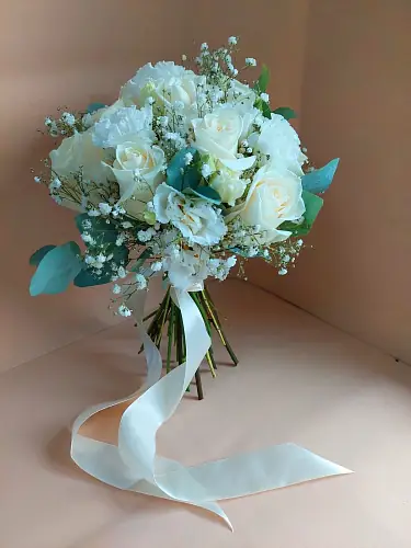 Букет невесты с пионовидными розами и эустомой