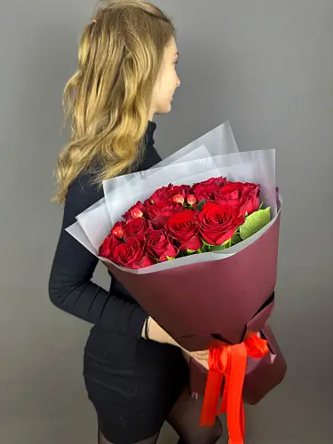На фото №5 Букет живых цветов из красных роз и гиперикума