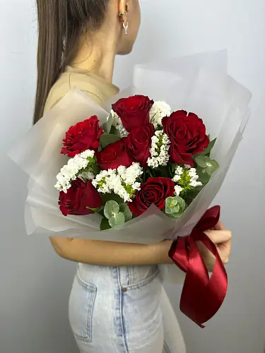 На фото №2 Букет живых цветов из красных роз и статицы в дизайнерской упаковке