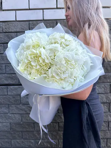 На фото №2 5 Белых гортензий в фоамиране