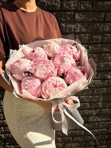 На фото №2 Букет из 9 розовых пионов 