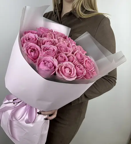 На фото №4 Букет из 25 розовых роз