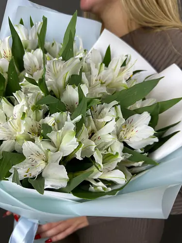 На фото №2 Букет живых цветов из 9 белых альстромерий в дизайнерской упаковке