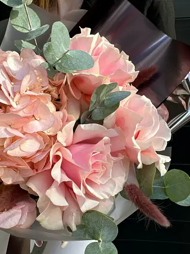 На фото №3 Букет живых цветов с розовой гортензией и французскими розами в дизайнерской упаковке