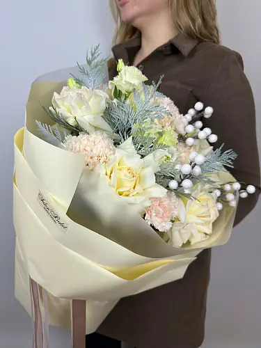 На фото №3 Новогодний букет с розами и гвоздикой