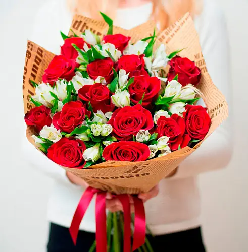 На фото №2 Композиция из красных роз и альстромерии