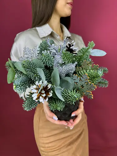 На фото №2 Цветы живые, Новогодняя композиция с нобилисом и оленем в шляпной коробке