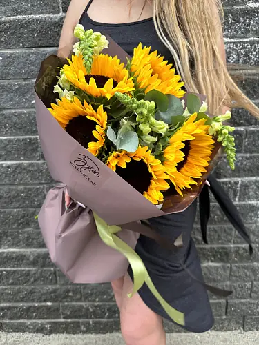 На фото №3 5 подсолнухов и зелень