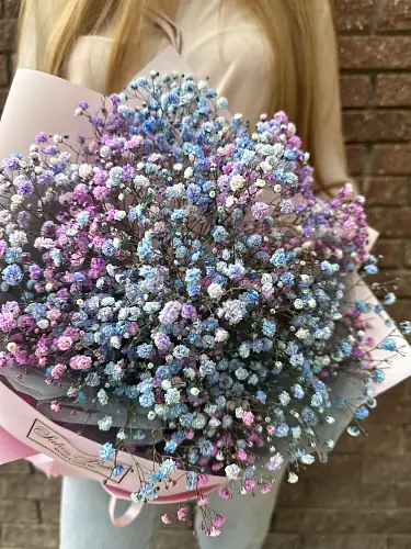 На фото №3 Букет живых цветов из радужной гипсофилы в дизайнерской упаковке
