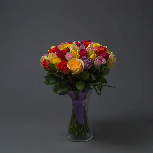 На фото №2 51 Роза Микс под ленту 