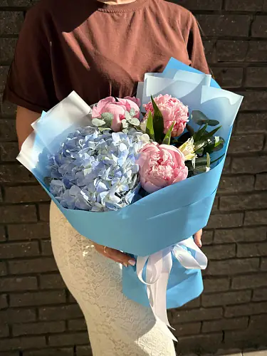 На фото №3 Букет с гортензией и ароматными пионами 