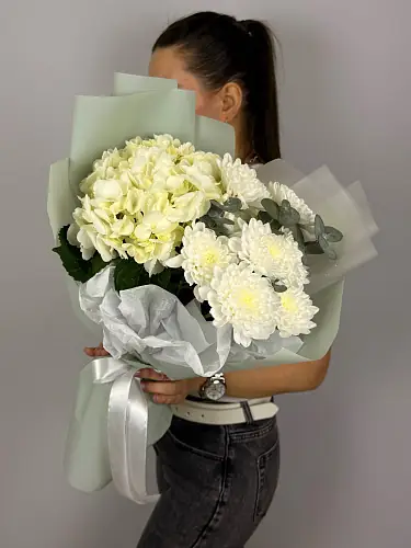 На фото №4 Нежный Букет живых цветов с белой гортензией и хризантемой в упаковке
