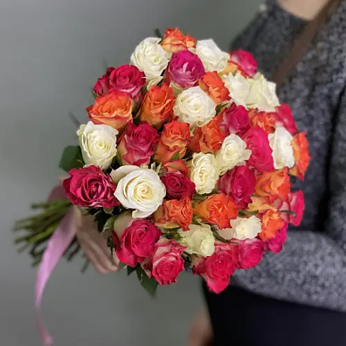 На фото №2 41 разноцветная Кенийская роза